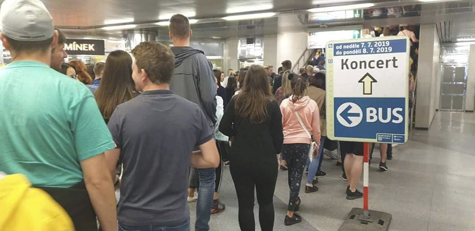 Hodinu před zahájením oficiálního programu je metro zaplněné dychtivými návštěvníky.