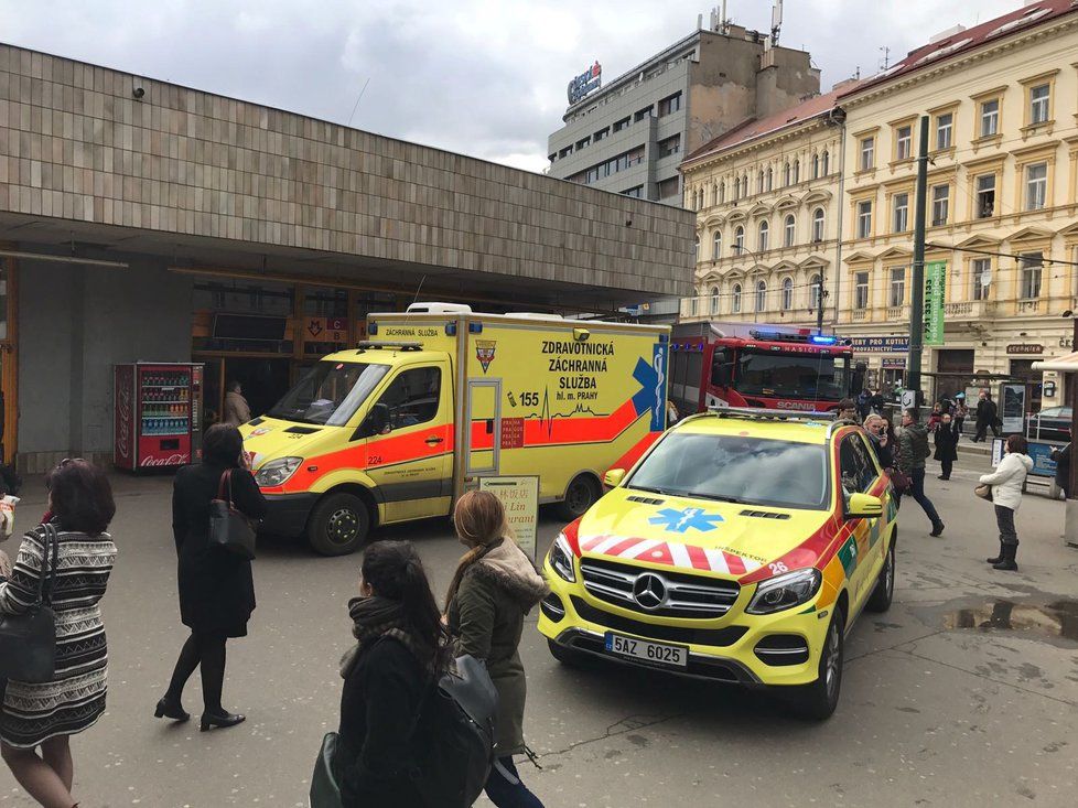 Ve stanici Florenc se člověk střetl se soupravou metra. Odvezli ho záchranáři.