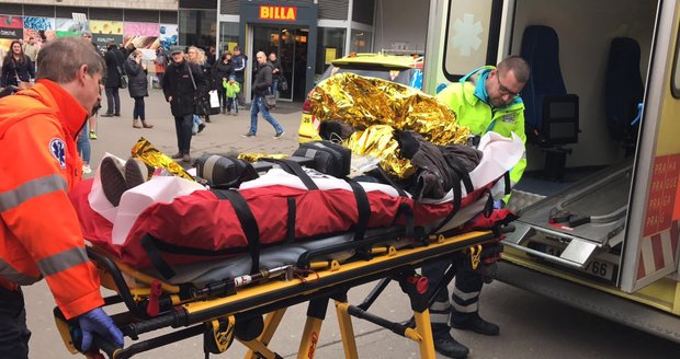 Ve stanici Florenc se člověk střetl se soupravou metra. Odvezli ho záchranáři.