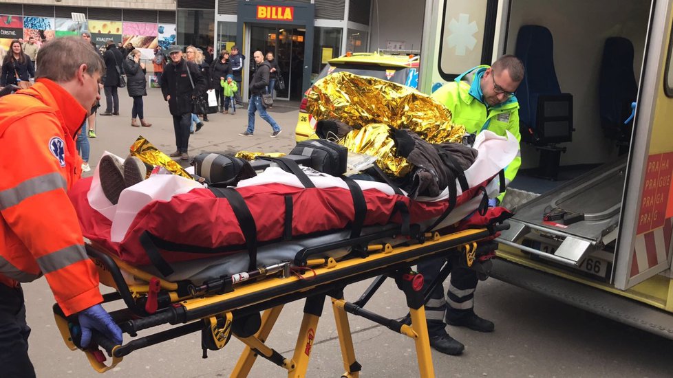 Ve stanici Florenc se člověk střetl se soupravou metra. Odvezli ho záchranáři.