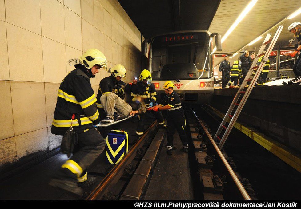 V úterý 24. září spadly během 15 minut dvě osoby do kolejiště v metru. Na Florenci muž vyvázl se zlomenou nohou, na Bořislavce žena bohužel zemřela.