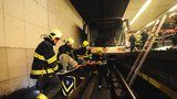 Do kolejiště v metru skočili během 15 minut dva lidé: Byly to pokusy o sebevraždu! Žena (†57) zemřela