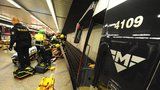 Na Florenci spadl muž pod metro. Na místě zemřel, zasahovali hasiči a záchranka