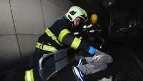 Ve stanici Stodůlky spadl pod soupravu metra muž. (ilustrační foto)