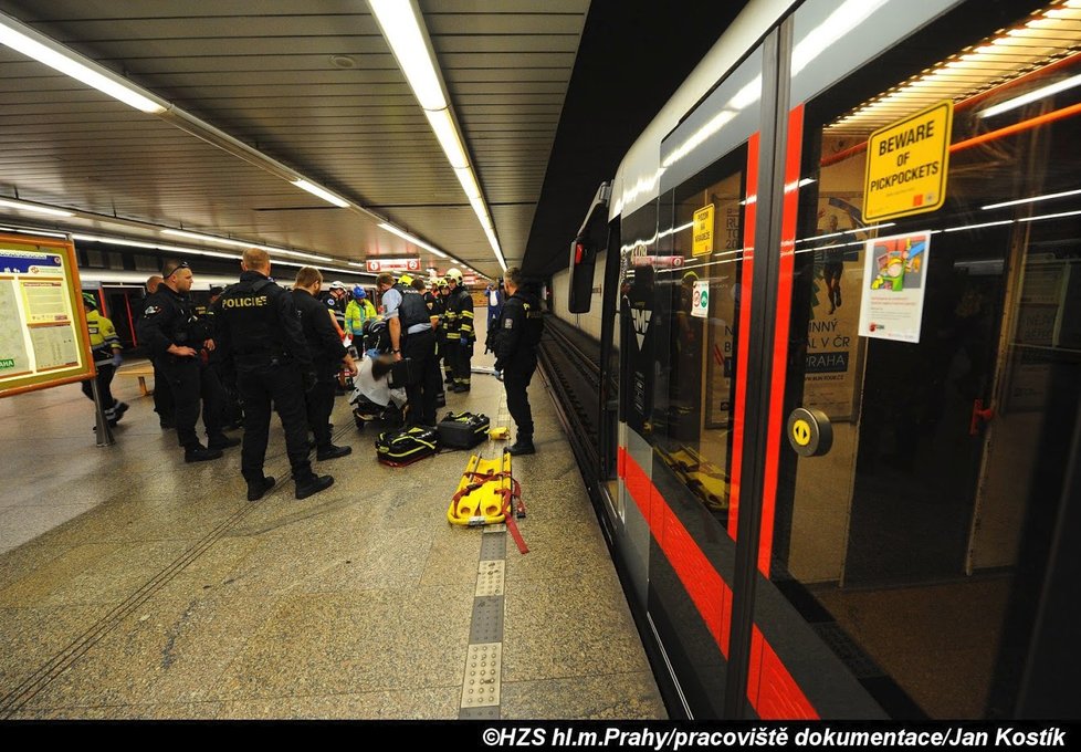 V úterý 24. září spadly během 15 minut dvě osoby do kolejiště v metru. Na Florenci muž vyvázl se zlomenou nohou, na Bořislavce žena bohužel zemřela.