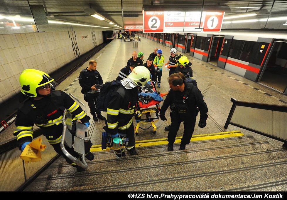Ve stanici Stodůlky spadl pod soupravu metra muž. (ilustrační foto)