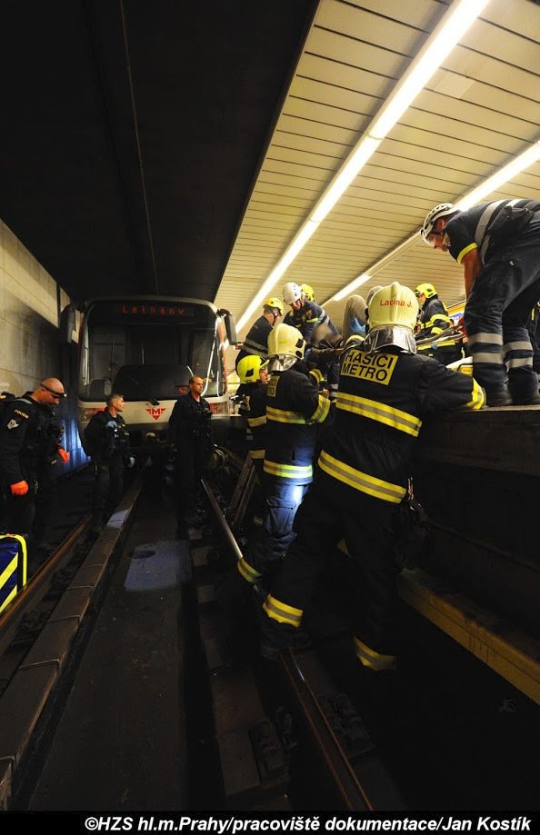 V úterý 24. září spadly během 15 minut dvě osoby do kolejiště v metru. Na Florenci muž vyvázl se zlomenou nohou, na Bořislavce žena bohužel zemřela.