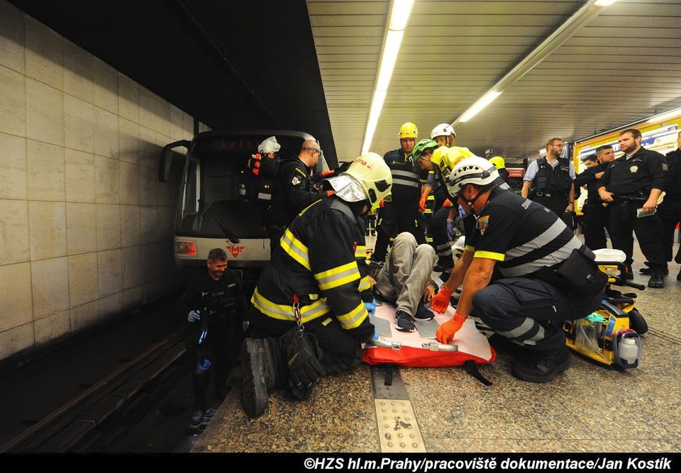 V úterý 24. září spadly během 15 minut dvě osoby do kolejiště v metru. Na Florenci muž vyvázl se zlomenou nohou, na Bořislavce žena bohužel zemřela.