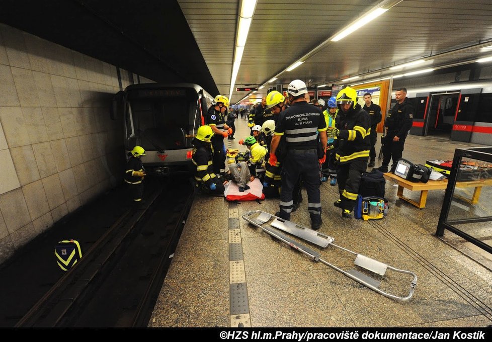 V úterý 24. září spadly během 15 minut dvě osoby do kolejiště v metru. Na Florenci muž vyvázl se zlomenou nohou, na Bořislavce žena bohužel zemřela.