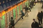 Policisté prověřují incident, který se v neděli večer odehrál ve stanici Rajská zahrada. Zhruba desítka maskovaných mužů se spreji tam postříkala vagony, když metro stálo ve stanici.