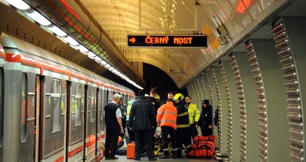 V metru zasahovali hasiči.