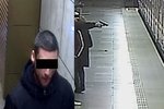 Policisté pátrali po muži, který ve stanici metra Hradčanská vytasil pistoli na soupravu s lidmi. Muž se na služebnu sám přihlásil, aby své počínání vysvětlil.