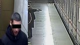 Ozbrojenec v metru: Muž na Hradčanské mířil pistolí na pasažéry v soupravě! Policii se sám přihlásil