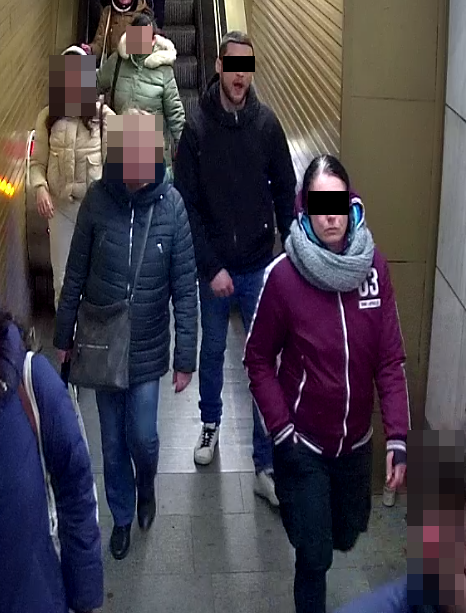 Policisté pátrali po muži, který ve stanici metra Hradčanská vytasil pistoli na soupravu s lidmi. Muž se na služebnu sám přihlásil, aby své počínání vysvětlil.