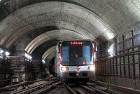 Metro nestaví ve stanici Malostranská! Do eskalátorů natekla voda