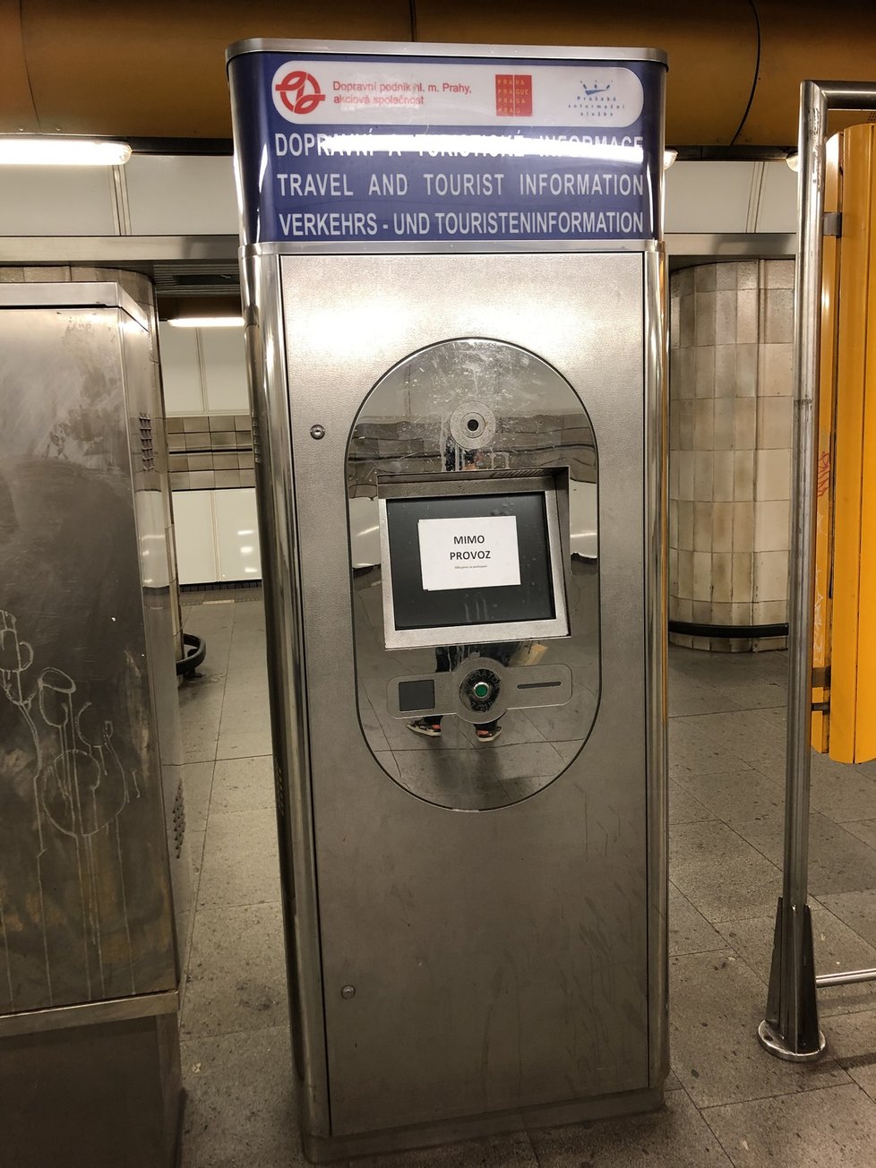 Informační kiosky ve stanicích metra končí. Nahradí je modernější kolegové.