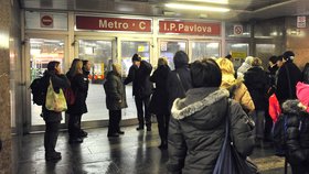 Cestující se na stanici I. P. Pavlova marně snažili dostat do prostorů metra.