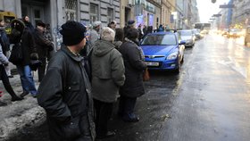 Zmatení cestující vyhlíželi svůj náhradní spoj, do kterého se pak stejně většina nevešla.