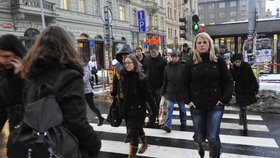 Davy naštvaných cestujících proudily od zavřené stanice metra k zastávce autobusů...