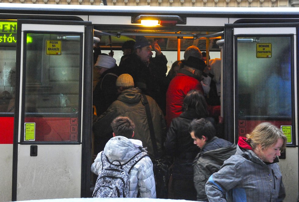 Náhradní autobusy nestíhaly pobrat tisíce cestujících