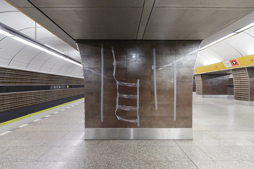 V metru v Jinonicích drží obklady metra pohromadě jen díky lepence.