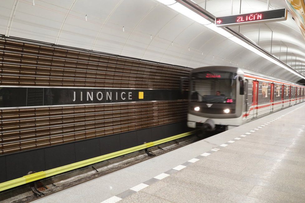 Práce ve stanici Jinonice pokračují za plného provozu.