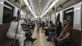 Katarské metro plné pohodlí. Lidé stáli na první jízdenky nových linek dlouhé fronty