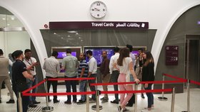 První lidé stojí nedočkavě frontu na lístky do nově zprovozněného metra v Kataru. Svézt se mohou hned ve třech třídách.
