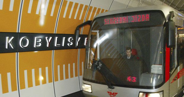 Ve stanici metra C Kobylisích došlo k pádu člověka do kolejiště. (ilustrační foto)