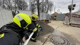 Poblíž stanice metra Kobylisy začal unikat plyn, který se vznítil. (23. březen 2021)