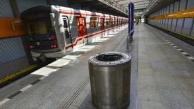 Pražské metro a jeho cestující hlídají speciální izraelské odpadkové koše.