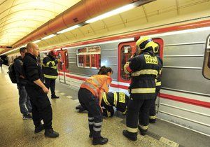 Ve stanici metra Křižíkova skočil člověk pod metro.