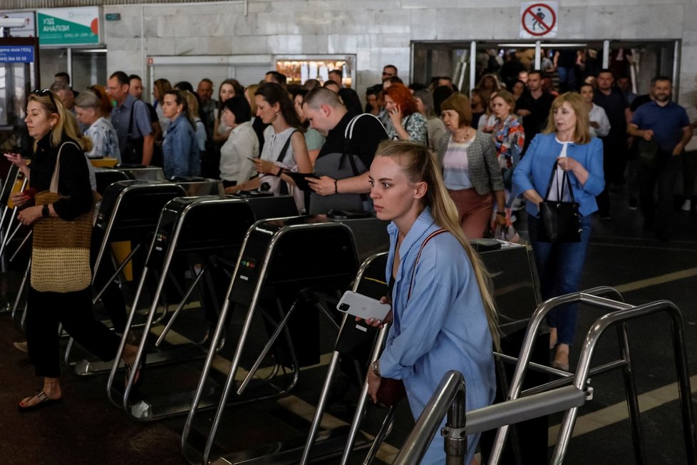 Obyvatelé Kyjeva se během leteckého útoku ukrývají ve stanicích metra (29.5.2023)
