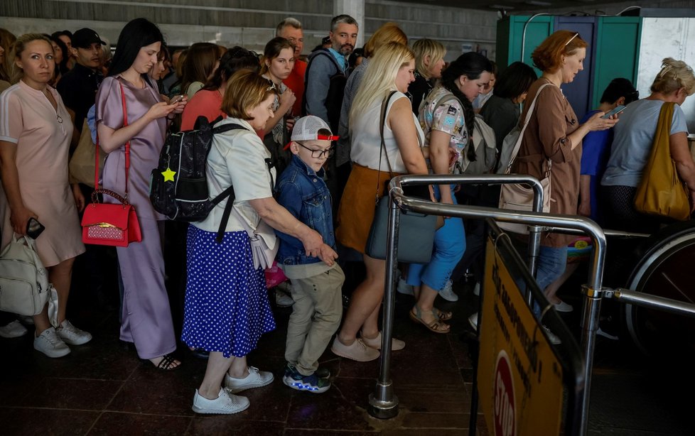 Obyvatelé Kyjeva se během leteckého útoku ukrývají ve stanicích metra (29.5.2023)