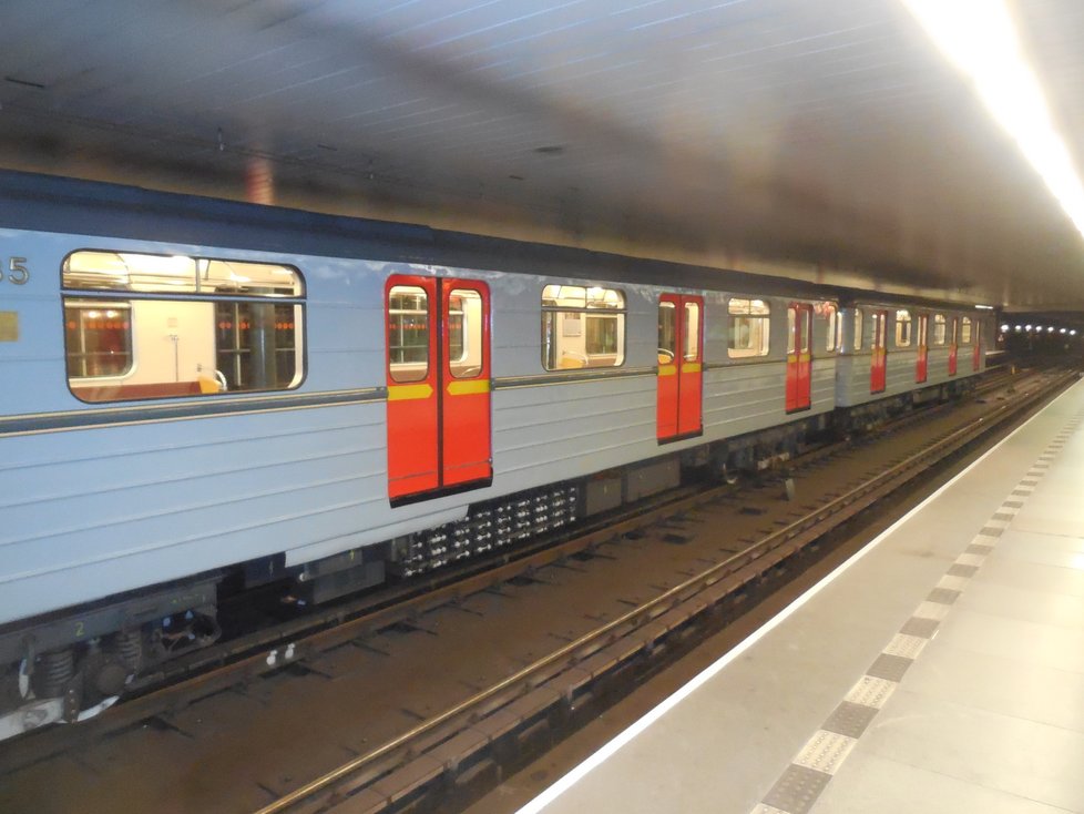 Tyto mašiny se v pražském metru proháněly od započetí provozu až do léta roku 1997. Kdo chce, může se jimi však ve výjimečných akcích, které pořádá dopravní podnik, svézt znovu. 
