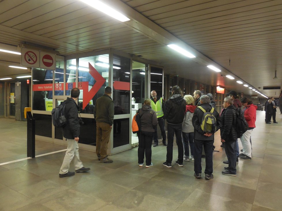 Součástí noční zážitkové jízdy pražským metrem je i výklad dozorčího stanice, jehož činnosti a povinnosti jsou při výkladu popsány. 