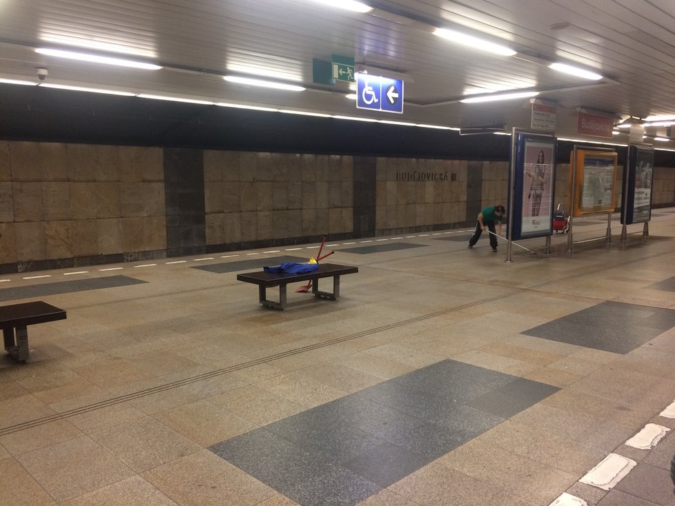 Po nocích je zapotřebí metro pořádně uklidit a vypucovat, aby mohly být stanice připraveny na zahájení ranního provozu. 