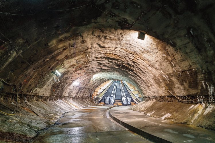 Na čele ražby průzkumné štoly pracovníci Metrostavu nakreslili iluzi eskalátoru. V těchto místech skutečně bude eskalátor