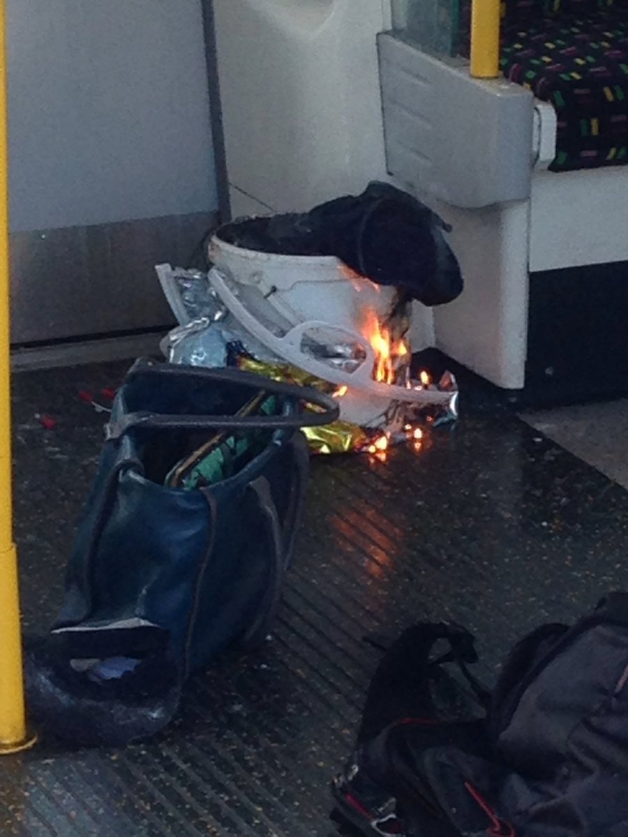 V metru podle cestujícího vybuchl tento batoh.