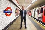 Londýnské metro zahajuje noční víkendový provoz. Na snímku je Mark Wild, manažer dopravního podniku, který má novinku na starosti.