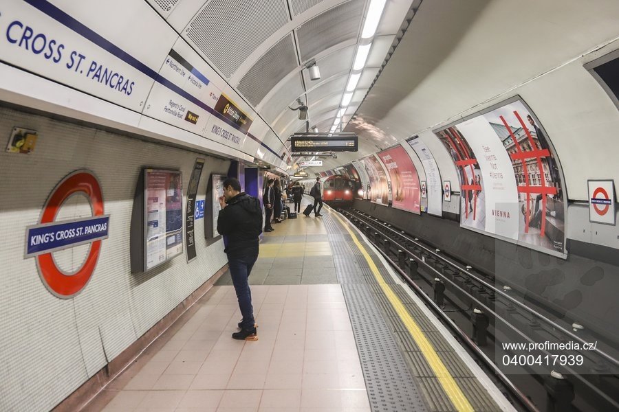 Podle studie je hodina v londýnském metru  jako den ve městě (ilustrační foto)