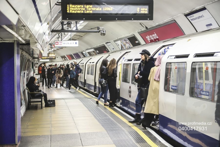 Podle studie je hodina v londýnském metru  jako den ve městě (ilustrační foto)