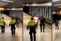 Šílenec v metru: Berlí se oháněl jako smyslů zbavený! Přetáhl i policistu s obuškem