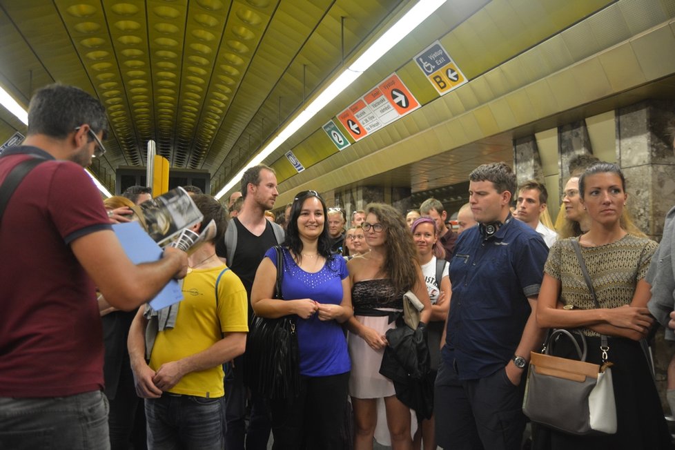 Vycházka metrem oslovila desítky lidí... Díky obrovskému zájmu běžní pasažéři měli co dělat, aby prošli.