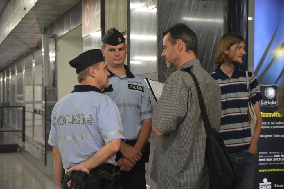 Vycházka metrem oslovila desítky lidí... Díky obrovskému zájmu běžní pasažéři měli co dělat, aby prošli.