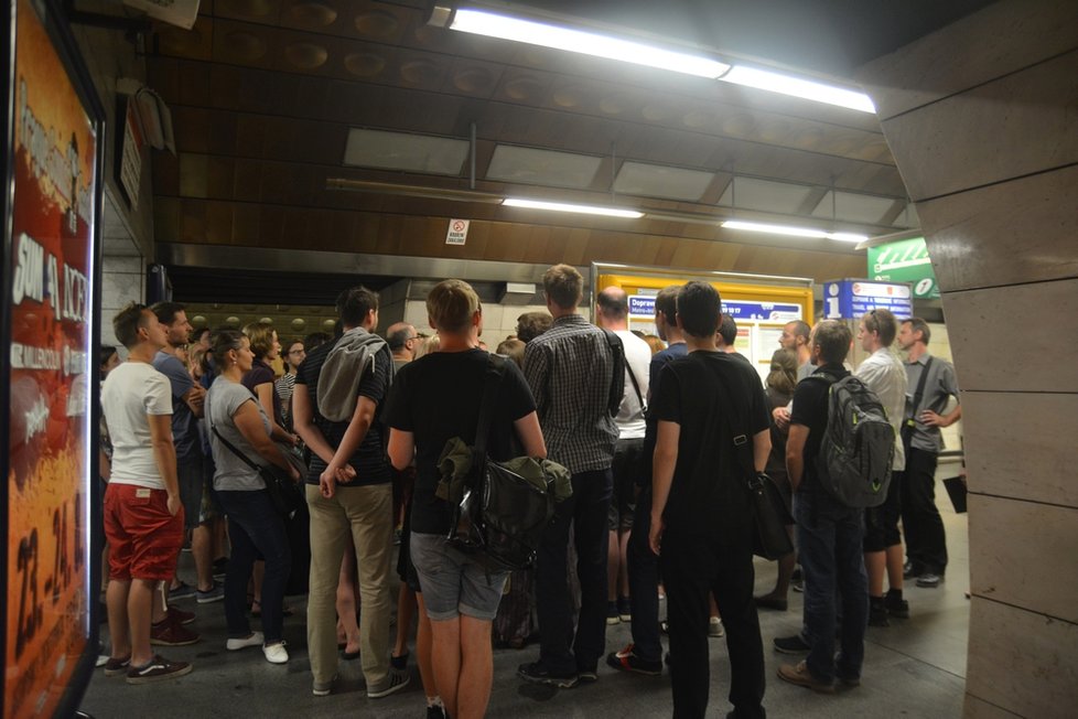 Vycházka metrem oslovila desítky lidí... Díky obrovskému zájmu běžní pasažéři měli co dělat, aby prošli.