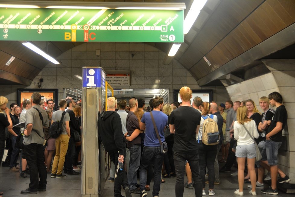 Vycházka metrem oslovila desítky lidí... Díky obrovskému zájmu běžní pasažéři měli co dělat, aby prošli.