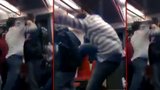 Další napadení v pražské MHD: Mladíci brutálně mlátí do cestujících!