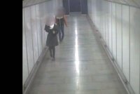 Milenci v metru kreslili srdíčka: Hrozí jim vězení!