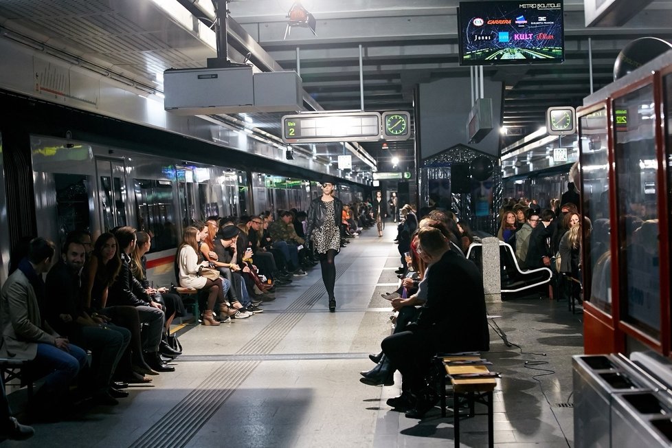 Nástupiště stanice metra se na jednu noc proměnilo v módní molo.